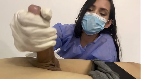 A mi paciente se le puso bien dura, no me pude resistir - PORNO EN ESPAÑOL