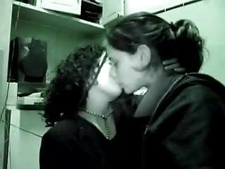 kissing girls 3