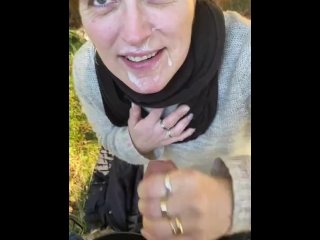Une femme mature suce dans les bois et se prend une ejac faciale
