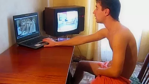 He spreads her legs