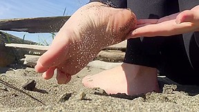 Tanias dirty feet on the beach