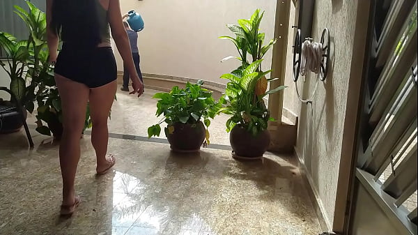 Casada desempregada mamando o entregador de gás e deixando ele gozar na boca dela para não precisar pagar o gás