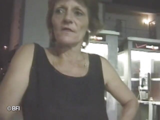 Cock hungry gilf gets spitroasted in threesome