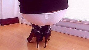 Squatting upskirts volume 3