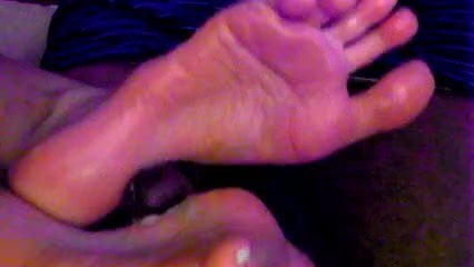 I bet I can pop a load using just my feet.... No way!