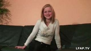 Petite jeune salope defoncee par un homme d experiences