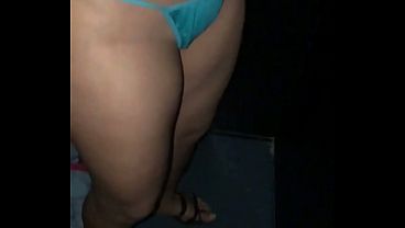 "Olha seu corno como essa rola é maior que a sua" - Casada safada hotwife fode com os machos no gloryhole e humilha o marido corno manso.