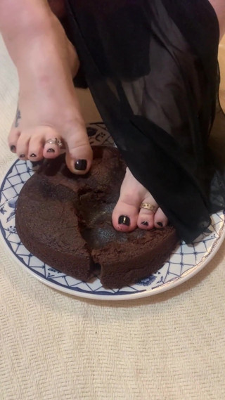 Feet Feet Feet in the Cake