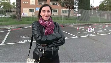 Esclusivo - Curvy italiana per 500&euro si fa rompere il culo da uno sconosciuto - English subtitles