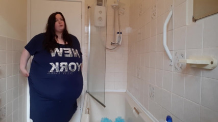 SSBBW belly jiggles and shakes