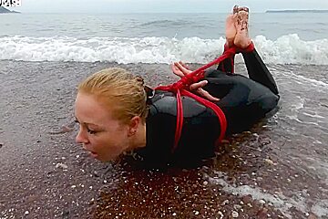 Lucy Lauren In A Wetsuit - Rope Bondage Escape Challenge On The Beach
