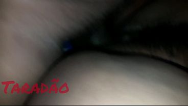 Preta tomando leite no rabo