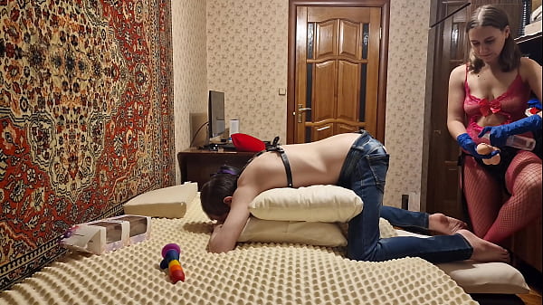 A man came to an interview and got fucked with a strapon