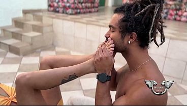 Batendo uma punheta com o pezinhos gostosos e macios da Lady Milf