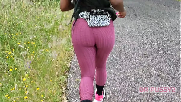 EBONY COM GRANDE RABO DE LEGGINGS A CORRER SOZINHA NA FLORESTA
