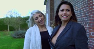 julie invite ses copines a une partouze