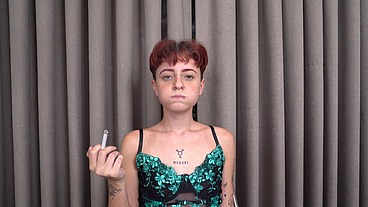 Não binário femboy fumando, tem boca feita de buceta por dois paus pretos
