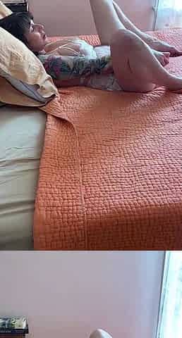 Amateur brunette double toying on webcam