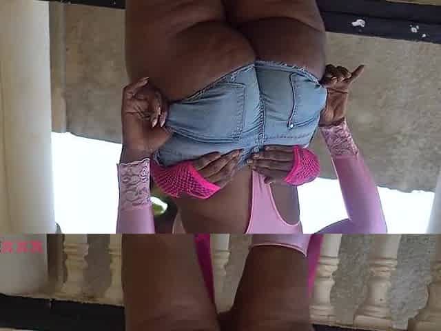 That's a damn sexy black large asses duett
