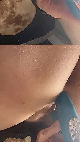 Thick mother I'd like to fuck squirts whilst masturbating