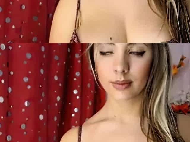 Hot Babe Fingers on Webcam