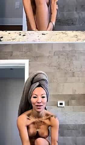 Amateur Asian babe solo masturbation