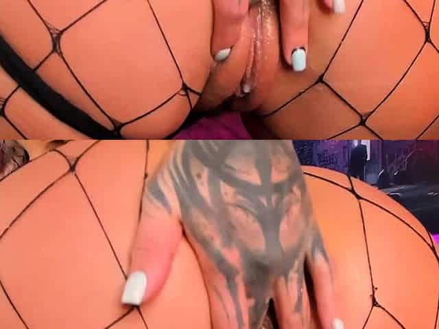 Blonde solo toying