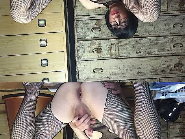 When the erotic tights strongly stimulate the butthole, the erotic juice overflows from the rod (1)
