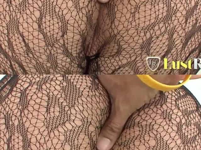 Large ass honey entreats for penis in her booty