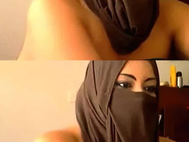 Pakistani Girl Plays with Dildo on Webcam