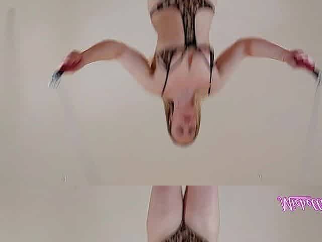 Muscle Girl Sexy Twerking in Swimsuit
