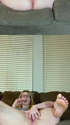 PAWG MILF SPREADS PUSSY & EATS HER OWN CUM