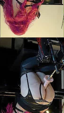 une sissy en cage qui se fait prendre par une sexe machine dans sa underware vinyle