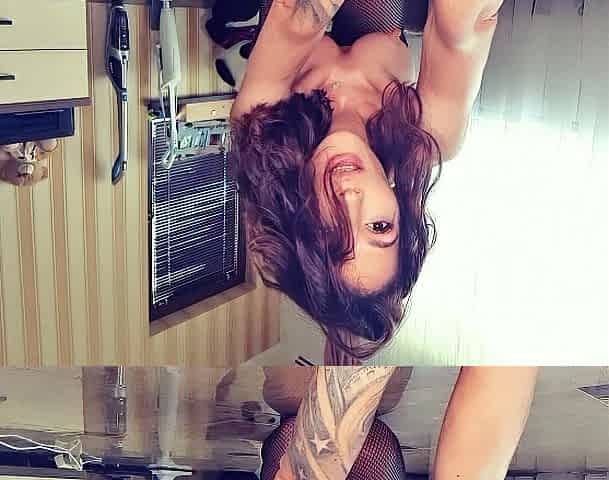 Brunette amateur webcam babe pleases pussy