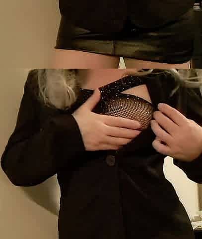 Hawt mother i'd like to fuck playing with here soaking juicy snatch & large nipps -solo female climax