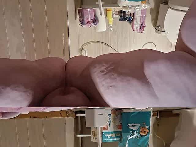Bulky slut pissing widen