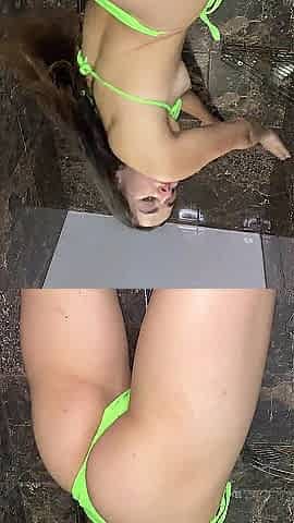 Charming slut in green underware shows her booty????
