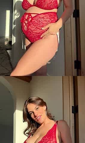 Big boobed babe masturbating