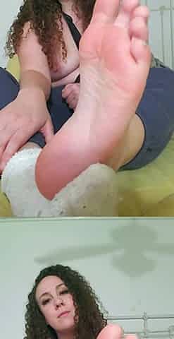 Brunette solo honey shows her masturbating skills