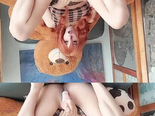 cute pelirroja Teen Riding a Large Sex-toy