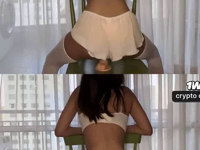 Julie Oliver realiza um striptease sensuous terminando com uma sentada intensa em cena XXX.