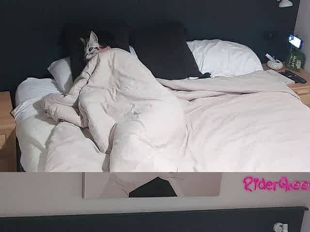 Stepmother who shares her couch 'coz of a travel is drilled by her stepson