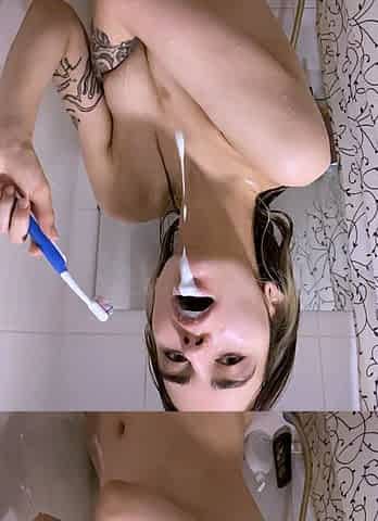Amateur blonde babe masturbates on cam