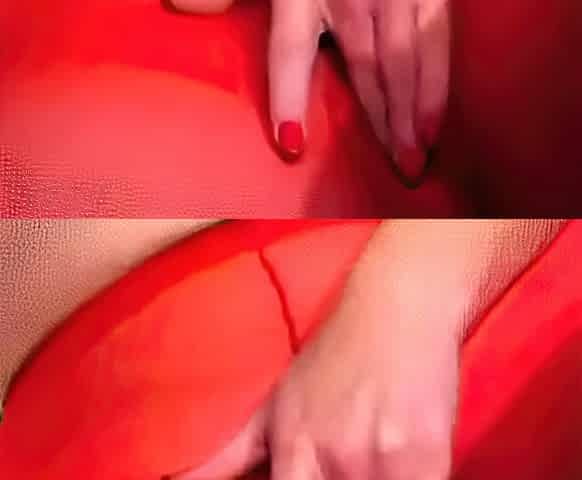 Die deutsche MILF Tina spielt in roten Strumpfhosen.