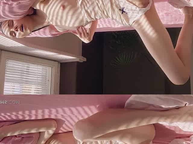Super Horny Girl Leona Mia Passionately Masturbating On The Bed