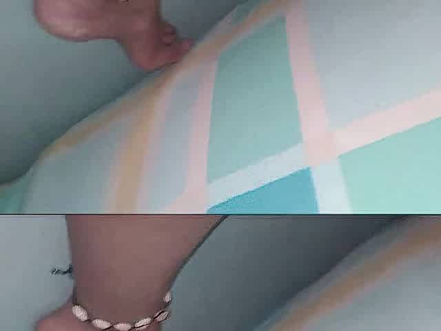 PLAYING UNDERNEATH THE SHEETS. BEAUTY TOUCHES HER SOAKED TWAT