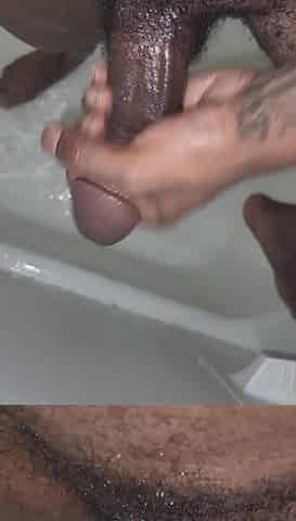 1023FEET jerkoff in stepsisters shower