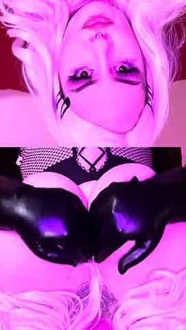 Big boob brunette masturbates on webcam