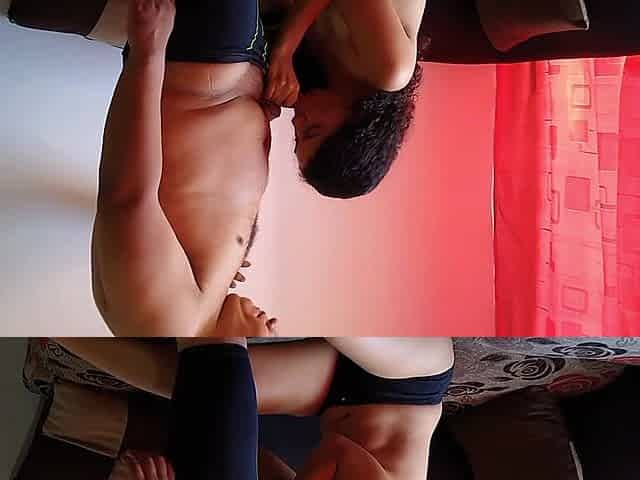 Joven latina teniendo sexo en el sofa