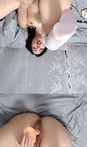 Amateur young teen solo masturbation on her livingroom
